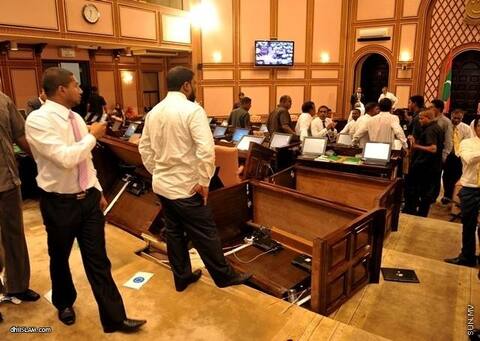 ތަހުޒީބީ މަޖިލިހެއްތޯ / ނާތަހުޒީބީ މަޖިލިހެއްތޯ؟