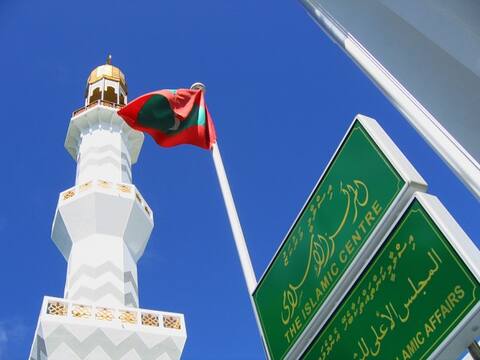 ﷲ ގެ ގެކޮޅުތަކުގައި އެކަލާނގެ ދީނަށް ގޮވައިލުމަށް ހުރަސް ނާޅާށެވެ.