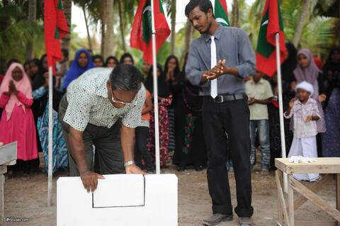 ނޭކުރެންދޫގައި އަލަށް އަޅާ ހުކުރު މިސްކިތުގެ ބިންގާ އަޅުއްވައިދެއްވައިފި