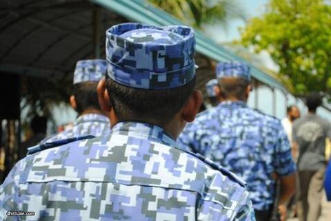 ފުލުހުންކަމަށް ހެދިގެން އުޅޭ ބަޔަކު އައްޑޫގައި ފޭރެމުންދޭ: ފުލުސް