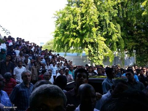 ކުއްލި ހަބަރު: ޑރ.އަފްރާޝީމް އަށް ވަޅިއަކުން ހަމަލާދީ އަވަހާރަކޮށްލައިފި