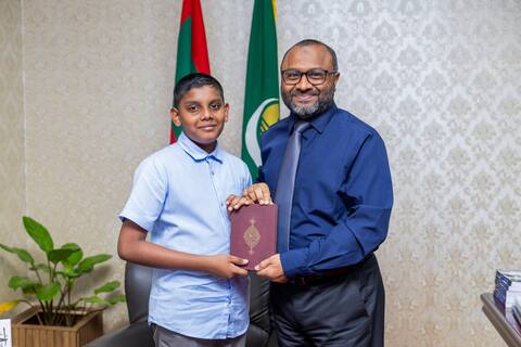 ޤުރުއާން ހިތުދަސްކޮށް ނިންމާ ޙާފިޡުންނަށް ބުރުޒު ކޭޓަރިން އިން ޚާއްޞަ އިނާމެއް ދެނީ
