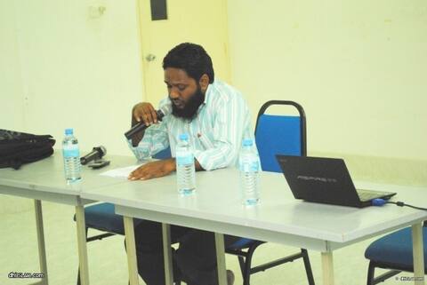 ދީނީ އެއްބައިވަންތަކަމުގެ ޤަޥާޢިދާ ރައީސް ނަޝީދު ޚިލާފުވެފައިވާ މައްސަލައިގައި ފިޔަވަޅު އެޅުމަށް ހުށައެޅުމުން ސަލަފުގެ ރައީސް ފުލުސް އޮފީހަށް ހާޒިރުކޮށްފި