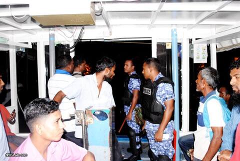 ފޮޓޯއިން؛ ބެނާތައް ނެގުމަށް އެއާޕޯޓަށް ދާން އުޅުނު ރައްޔިތުންތަކެއް ހައްޔަރު ކުރުން