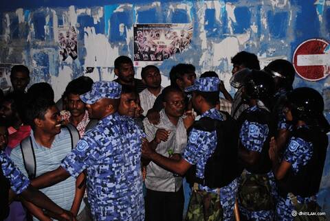 ފޮޓޯއިން؛ އަތުގައި ބިޑިއަޅުވާފައި އޮތްމީހަކު މަރުވެފައި އޮއްވާ ފެނުމުން ސަހަރާ ކައިރިއަށް އެއްވުން