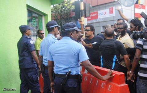 ޤާނޫނާ ޚިލާފަށް ނަޝީދު ހައްޔަރު ކުރަން އުޅޭކަމަށް ބުނެ އަޑުފަތުރަމުން ދާތީ އެކަން ފުލުހުން ކުށްވެރިކޮށްފި