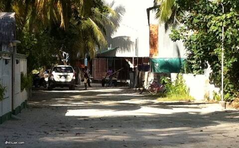 އަންހެން ކުއްޖެއްގެ ލޮލަށް އަލްޓިކޯ އެޅި މައްސަލާގައި 2 މީހަކު ހައްޔަރު ކޮށްފި