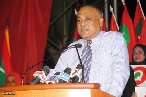 ޒުވާނުންނާއި ދަންނަބޭކަލުންގެ މެދުގައި ވާހަކަދެކެވެން ޖެހޭ: ޢަބްދުﷲ ކަމާލުއްދީން