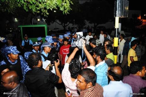 ޤާނޫނުއަސާސީގައި ކަށަވަރުކޮށްދީ ފައިވާ ޙައްޤުތަކާމެދު ރައްޔިތުންގެ ހިތްތަކުގައިވާ ޔަޤީންކަންކުޑަވެ ބިރުވެރިކަން އުފެދެމުންދާތީ ހިއުމަން ރައިޓްސް ކޮމިޝަނުން ކަންބޮޑުވެއްޖެ.