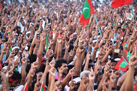 ސިޔާސީ ޕާޓީގެ ބިލް ފާސްކޮށްފައި ވާއިރު ދިހަ ހާސް މީހުން ހަމަވަނީ 4 ޕާޓީއެއްގައި