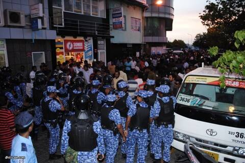 ލައިވް ބްލޮގް : މުޒާހަރާ އެއްކޮށް ރޫޅާލައި ސާފުކޮށްފި، ބައެއް މީހުން ފުލުހުންގެ ބެލުމުގެ ދަށަށް ގެންގޮސްފި!!