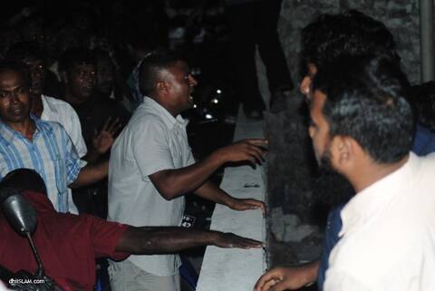 ފޮޓޯއިން: ފުރުޤާން މިސްކިތުގައި ބޭއްވި ޝައިޚް އިލްޔާސްގެ ދަރުސަށް ހުރަސްއެޅުމަށް ބަޔަކު މަސައްކަތްކުރުން