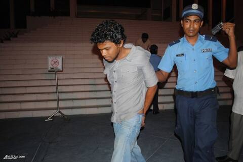 ފޮޓޯއިން: އިސްލާމީ މަރުކަޒު ޚައިރާތު ފޮށިން ވައްކަން ކުރަން އުޅުނު މީހަކު ހައްޔަރު ކުރުން