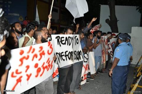 ތިނޫން އެހެންކަމަކަށް ގޮވާލާ!