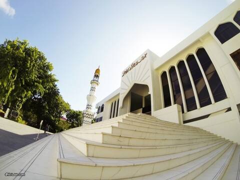 ޤުނޫތު ނާޒިލާ ކިޔަން އަންގައިފި