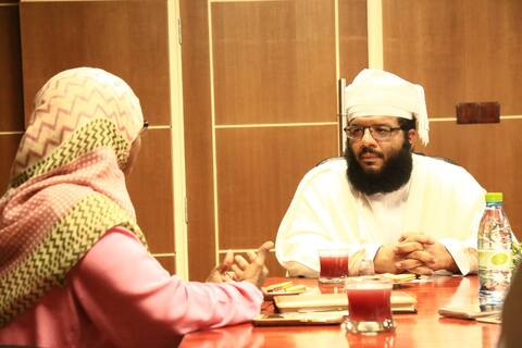އޮމާންގެ ޔުނިވަރސިޓީތަކުން އައިޔޫއެމްއަށް އެހީތެރިކަން ފޯރުކޮށްދެނީ