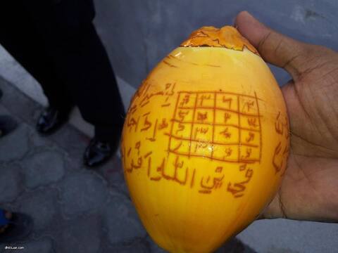 ކުޑަހުވަދޫ ދެ މިސްކިތުގެ ވަޅުތެރޭން ސިހުރު ލިޔެފައިވާ ކިހާކެއް ފެނުން