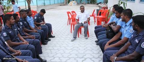 ކުޑަހުވަދޫ ރައްޔިތުންގެ ކަންބޮޑުވުންތައް ޙައްލުކުރަން އެހީވުމަށް ކޮމިޝަނަރ އެދިވަޑައިގެންފި