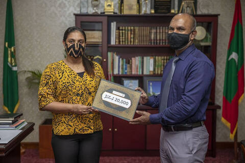 ސްކޫލުތަކަށް 20،000 މުސްހަފު ހަދިޔާކޮށްފި