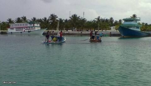 ހުސްބިމެއްގައި ޢީދު ނަމާދު ކުރަން އުޅޭތީ މަކުނުދޫގައި މުޒާހަރާކޮށްފި