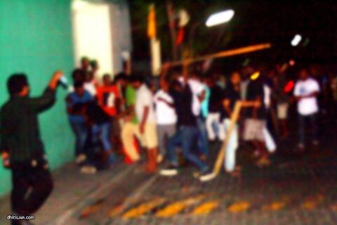އެމްއެންބީސީގެ ރިޕޯޓަރަކު އެކްޓިވިސްޓުންގެ ހަމާލާގައި ޒަހަމްވެއްޖެ