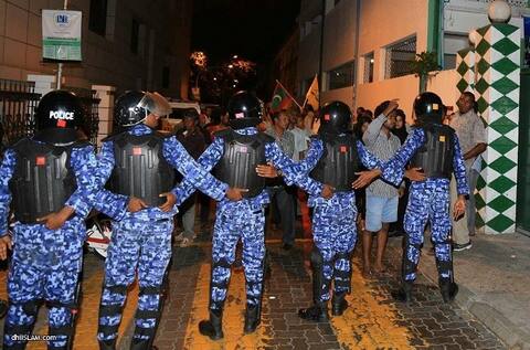 ރޭގެ މުޒާހަރާގައި ފުލުހުންނަށް ޙަމަލާ ދިން ކަމަށް ފުލުސް އޮފީހުން ވިދާޅުވެއްޖެ