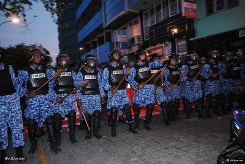 ރާއްޖެ ޓީވީގެ ނޫސްވެރިޔާއަށް ހަމަލާދިން މީހުން ހޯދުމަށް ރައްޔިތުންގެ އެހީތެރިކަން ބޭނުން ވާކަމަށް ފުލުހުން ހާމަކޮށްފި