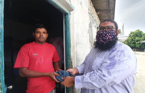 ރ ކިނޮޅަހު ސްމައިލް ޖަމްޢިއްޔާއިން އިސްނަގައިގެން އެރަށުގެ ބިދޭސީ ފަރާތްތަކަށް މާސްކު ހަދިޔާ ކުރައްވައިފި