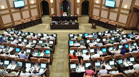 ރައްޔިތުންގެ މަޖިލީހަށް ފުރަތަމަ ފަހަރަށް ބުރުގާ ތުރުކުރެއްވި ދެ ބޭކަނބަލުން