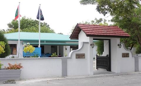 އައްޑޫގައި ކަތިވަޅިން ޙަމަލާދިން ކަމަށް ބެލެވޭ މީހާ އަލަމާރިއެއްގެ ތެރެއިން ހައްޔަރު ކޮށްފި