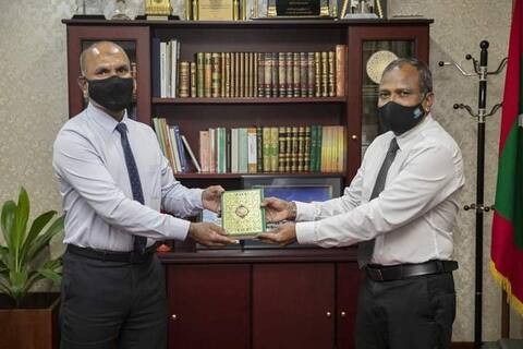 ޠަލާލް އަލްޖެރީ ފައުންޑޭޝަންގެ ފަރާތުން އިސްލާމިކް މިނިސްޓްރީއަށް މުޞްޙަފް ހަދިޔާ ކުރައްވައިފި