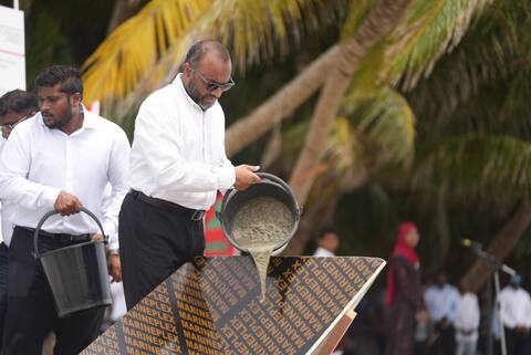 ހިރިލަންދޫގައި އަލަށް އިމާރާތް ކުރާ މިސްކިތުގެ ބިންގާ އަޅައިފި
