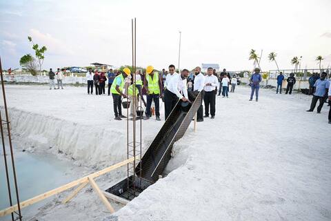 އައްޑޫ ސިޓީ ފޭދޫގައި އަލަށް އިމާރާތް ކުރާ މިސްކިތުގެ ބިންގާ އަޅުއްވައިފި