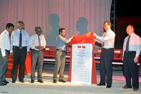 ހައްދުންމަތީ ބޮޑުމަގުގައި ތާރު އެޅުމުގެ މަޝްރޫއު ރައީސް އިފްތިތާހު ކޮށްދެއްވައިފި