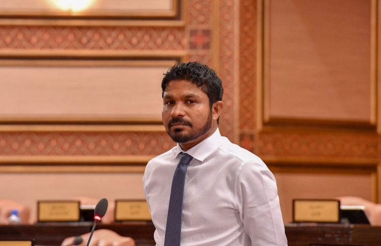 ނަމާދު ވަގުތަށް މަޖްލިސް މެދުކަނޑާނުލާތީ މެންބަރު ނަސީމްގެ ނުރުހުން މަޖިލީހުގެ ރައީސަށް އަމާޒުވެއްޖެ