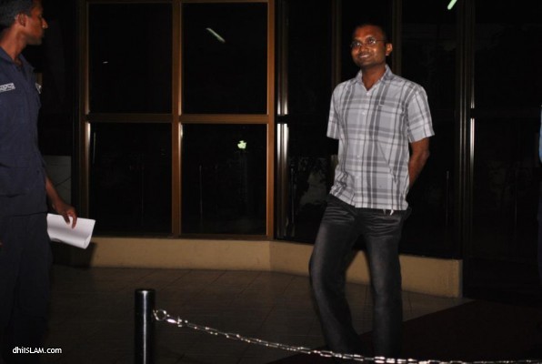ﷲއަށް ޝިރުކު ކުރުމުގެ މިނިވަންކަމަށް ގޮވާލި ހިއްލަތުގެ ވެބުސައިޓްގައި ބަރަހަނާ ފޮޓޯ ޝާއީޢުކޮށްފައިވާ މައްސަލަ ދަނީ ތަހްޤީގު ކުރަމުން ؛ ޕޮލިސް