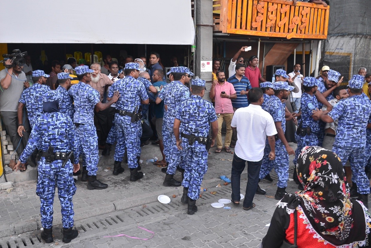 ފުލުހުންގެ ދައުރު އަދާކުރުމަށް ހުރަސްއެޅިކަމުގެ ތުހުމަތުގައި ހަތް ނޫސްވެރިޔަކު ހައްޔަރުކޮށްފި