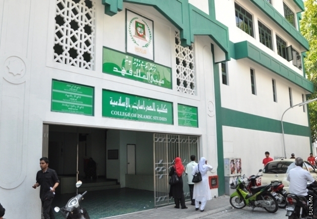 ފައިދާވާނީ ކުއްލިއްޔާ ވަކި ޔުނިވަރސިޓީއެއްގެ ގޮތުގައި އުފައްދައިގެންތޯ؟ ޤައުމީ ޔުނިވަރސިޓީގެ ފެކަލްޓީއެއްގެ ގޮތުގައި ހަމަޖެއްސުމުންތޯ؟