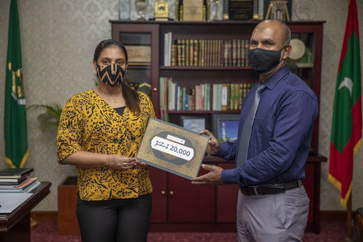 ސްކޫލުތަކަށް 20،000 މުސްހަފު ހަދިޔާކޮށްފި