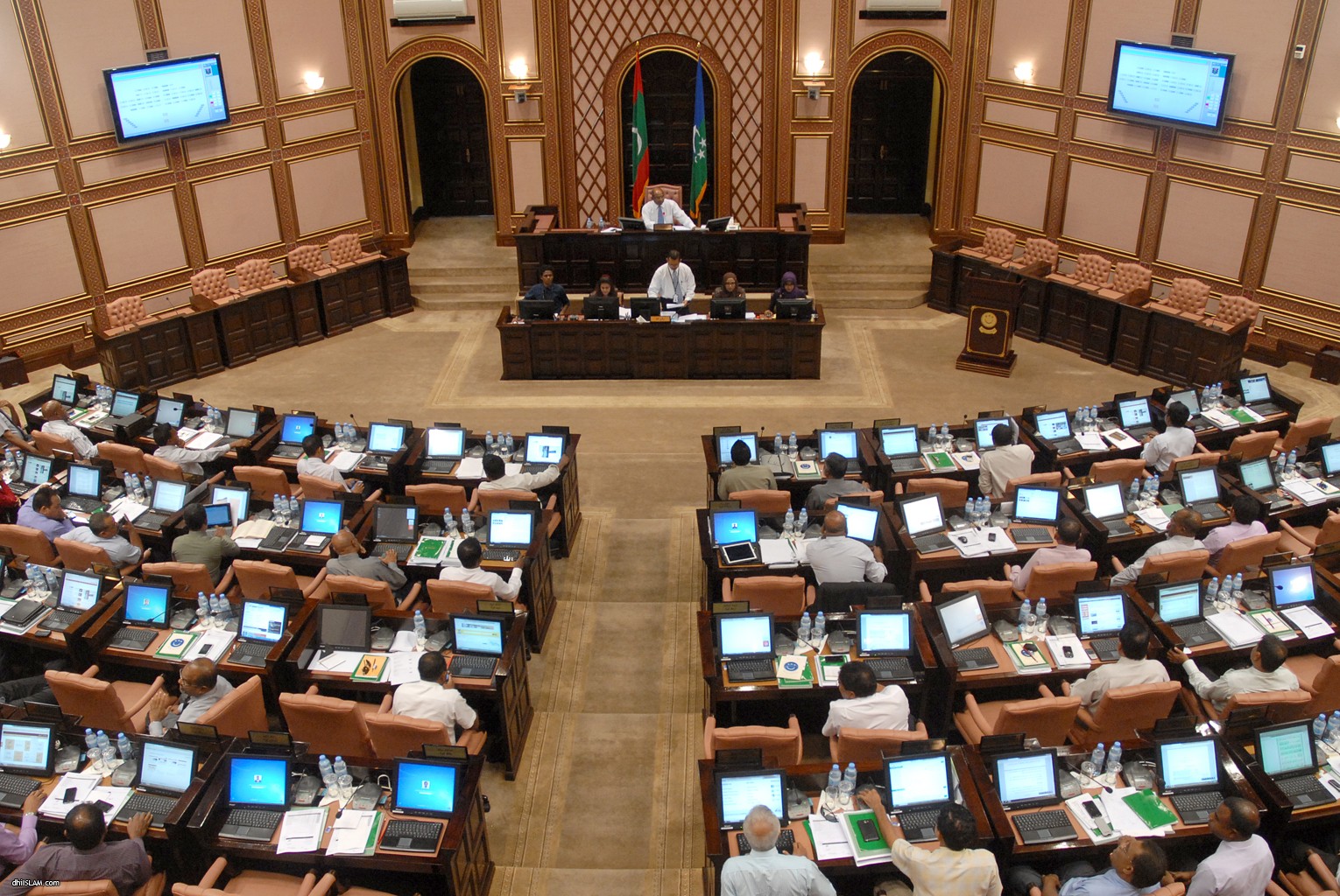 މަގާމުގައި ހުރެގެން ކައުންސިލް އިންތިހާބުގައި ވާދަކުރެވޭ ގޮތަށް ފާސްކޮށްފި