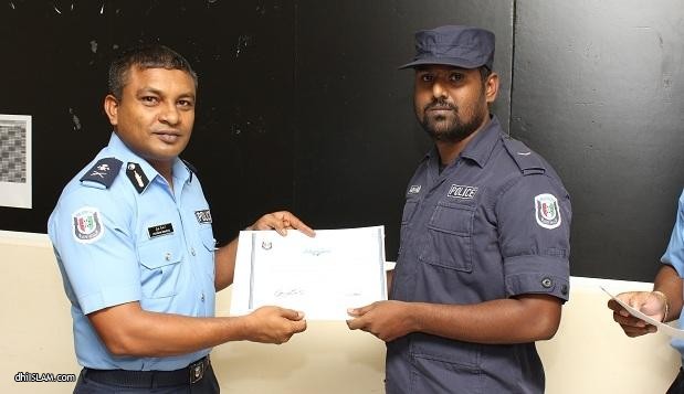 ދެ ފުލުހަކަށް އަގުވަޒަން ކުރުމުގެ ގޮތުން ހަދާނީ ލިޔުން ދީފި