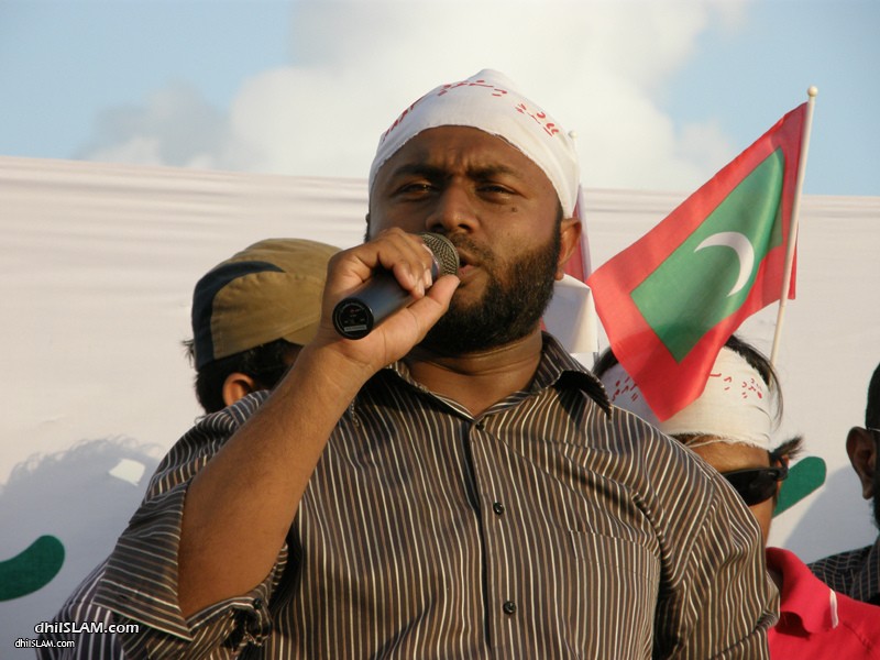 އެހެން ދީންތަކުގެ ޝިޢާރުތައް ރާއްޖޭގައި ފެތުރުމަކީ ޤާނޫނީ ގޮތުންވެސް ކުރުން މަނާކަމެއް : ޝައިޚް ޝަހީމް